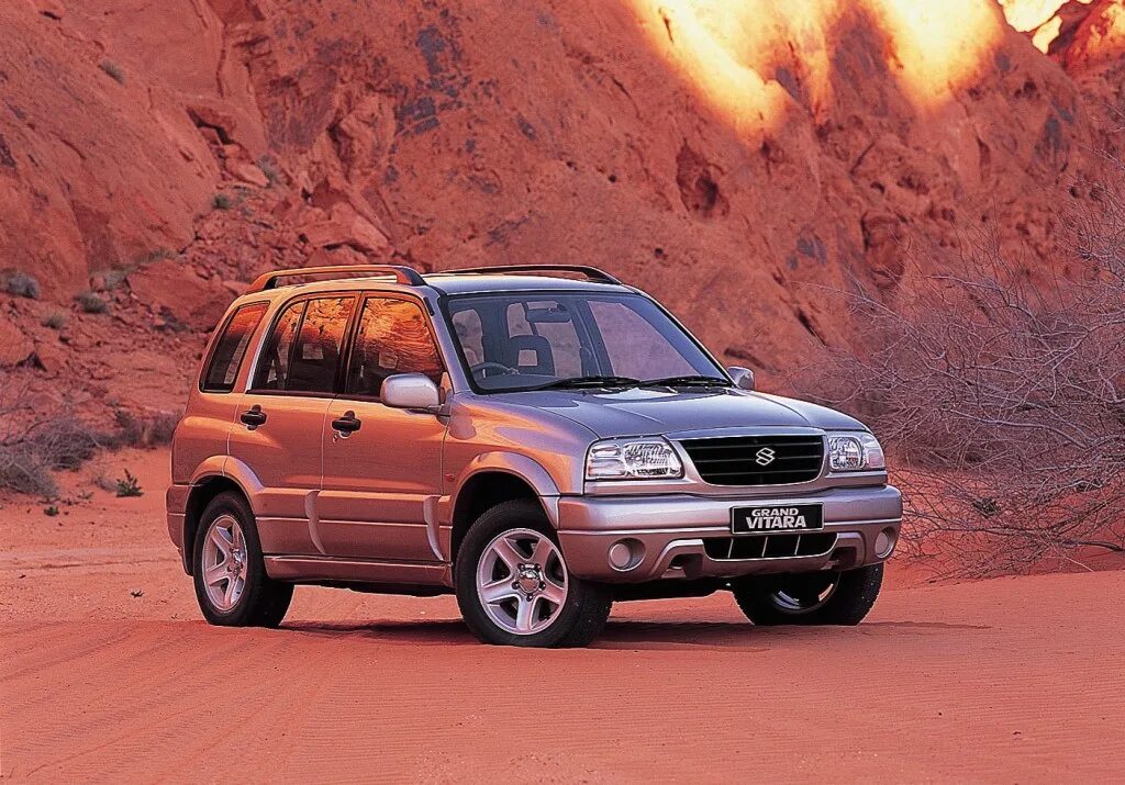 Сузуки первого поколения. Suzuki Grand Vitara 1998. Suzuki Grand Vitara 1997. Сузуки Гранд Витара 2 поколения. Suzuki Grand Vitara 2005.