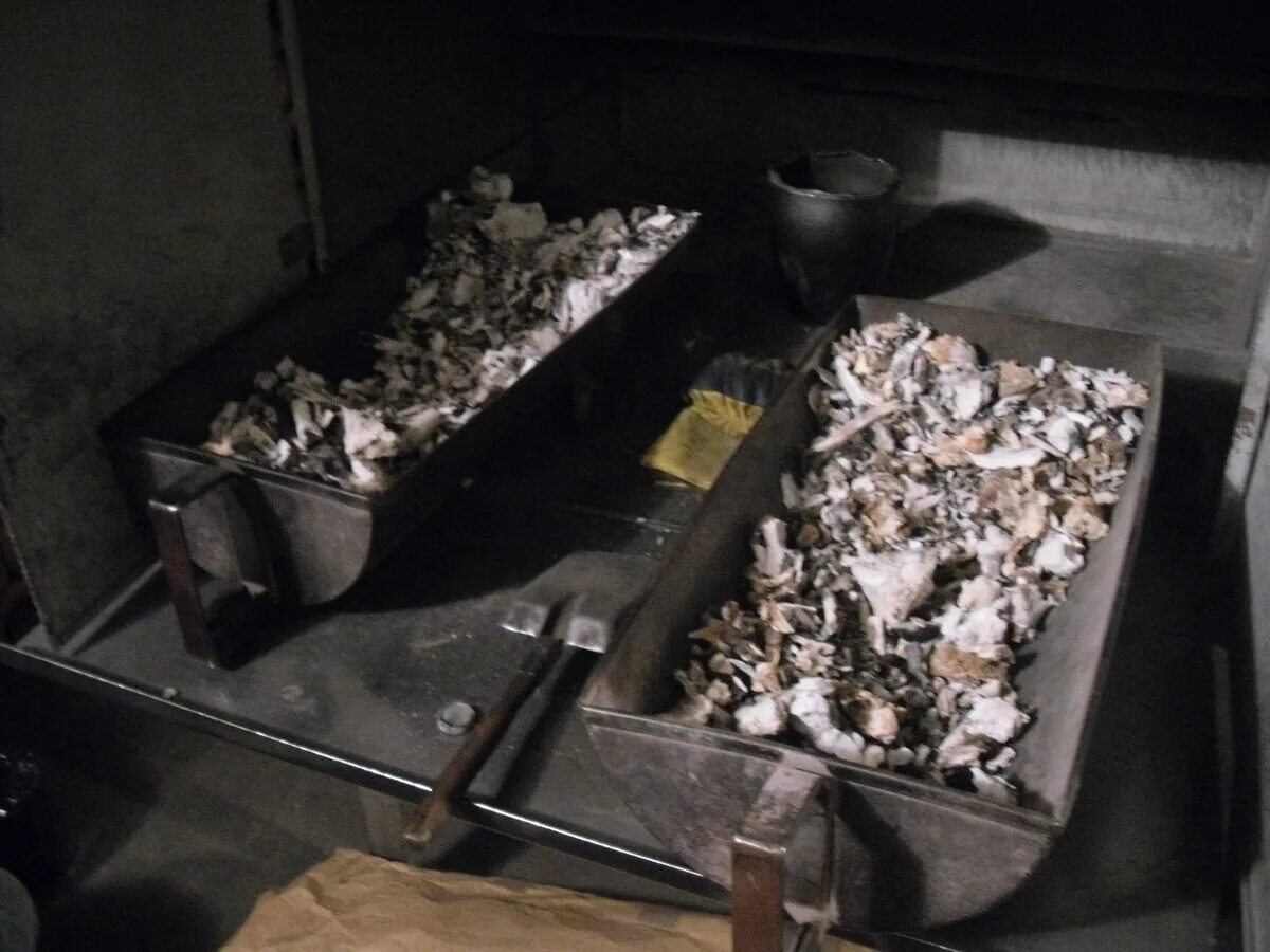 Крематорий кремирование. Крематорий 1998. Кремация прах крематорий.