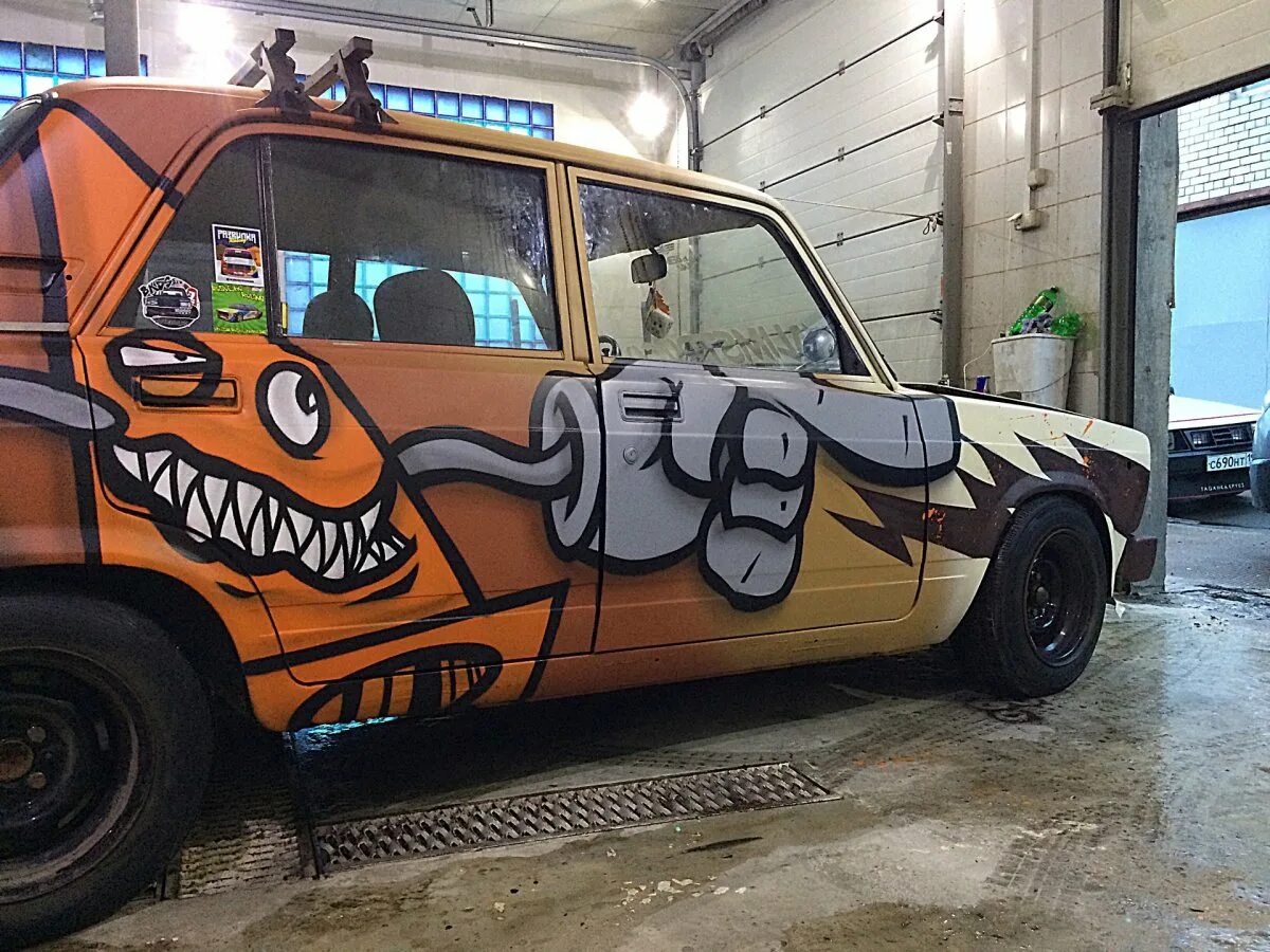 Магазин банки с граффити. Граффити на ваз 2106. Винил на жигули. Граффити на жигули. Граффити на ваз 2108.