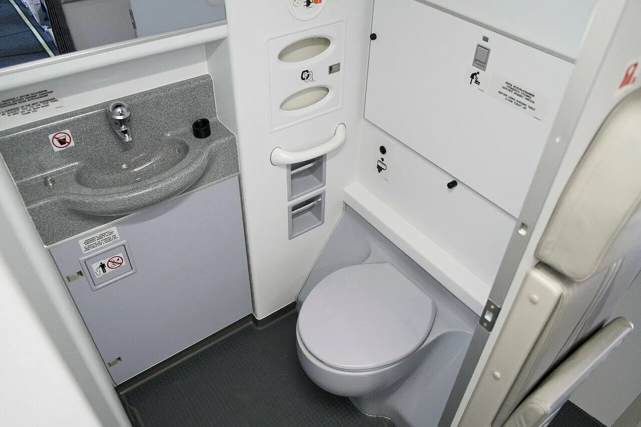 Как выглядит туалет в самолете фото The perfect time to go for a poo on a plane revealed