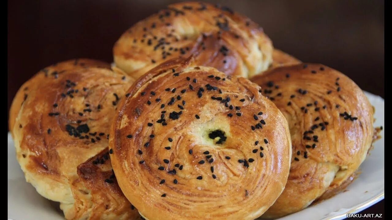 Азербайджанская выпечка шор гогал. Шор гогал. Азербайджанская выпечка гогал. Шор гогал азербайджанская кухня. Шор гогал азербайджанская кухня.