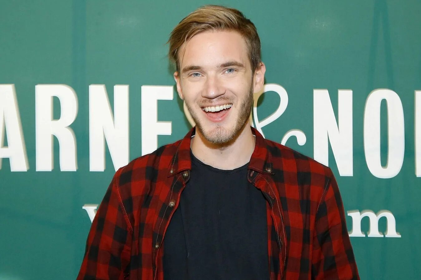 Самый популярный блокер. Блоггер пьюдипай. Блоггер пьюдипай. Pewdiepie 2014. Пьюдипай 2013.