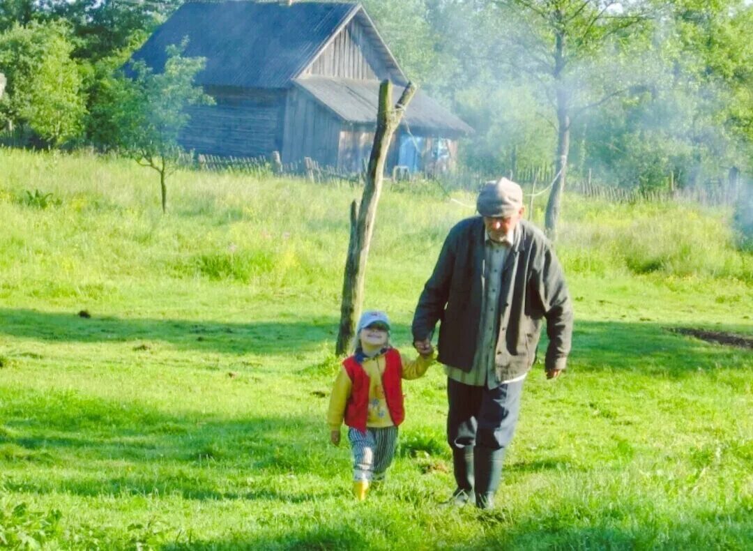 Дедушка и внучка в лесу. Старики в деревне. Бабушка и дедушка в деревне. На деревню к дедушке. Деревенские жители.