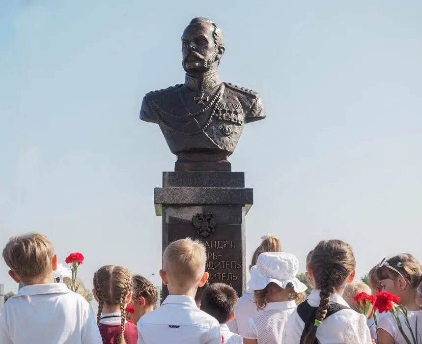 Обелиск города Михайловск Ставропольский край. Памятники г Михайловска Ставропольского края. Памятники Михайловск Ставропольский край. Памятники в Михайловске Ставропольского края. Памятник александру александрову