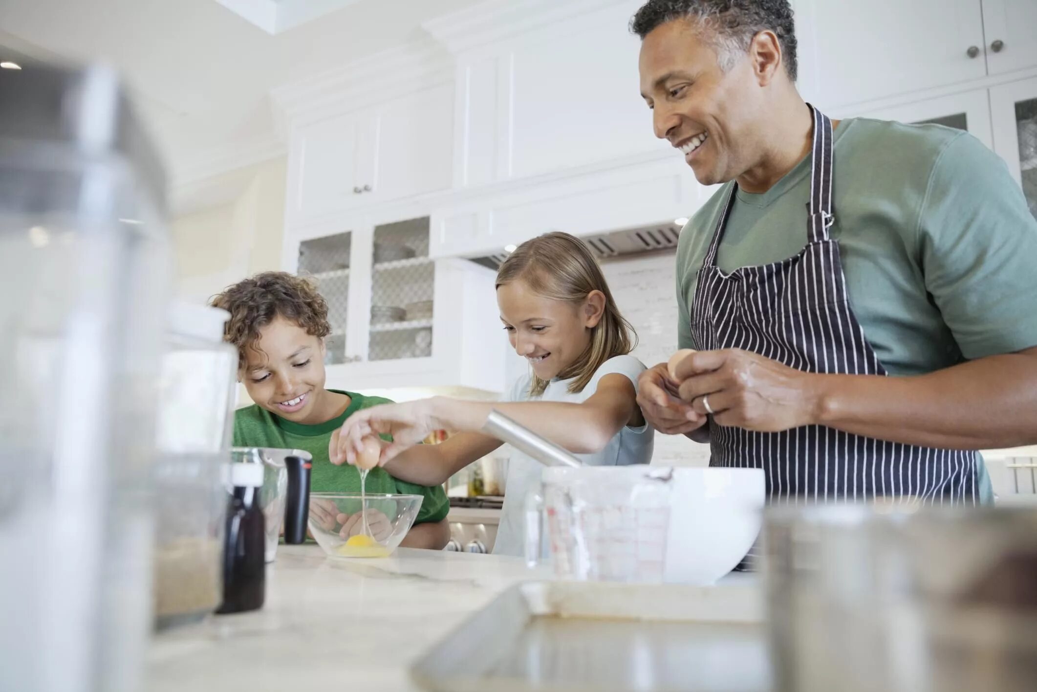 Dad a cook. Папа готовит. Папа готовит дома. Папа готовит на кухне. Занятия с папой готовим.