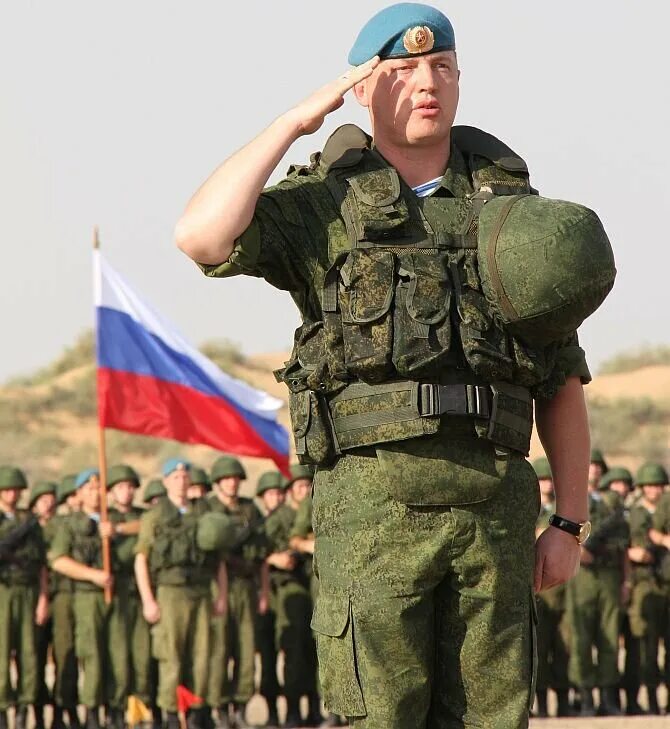 Даю честь. Воинское приветствие. солдат отдает честь. солдат российской армии. военный отдает честь.