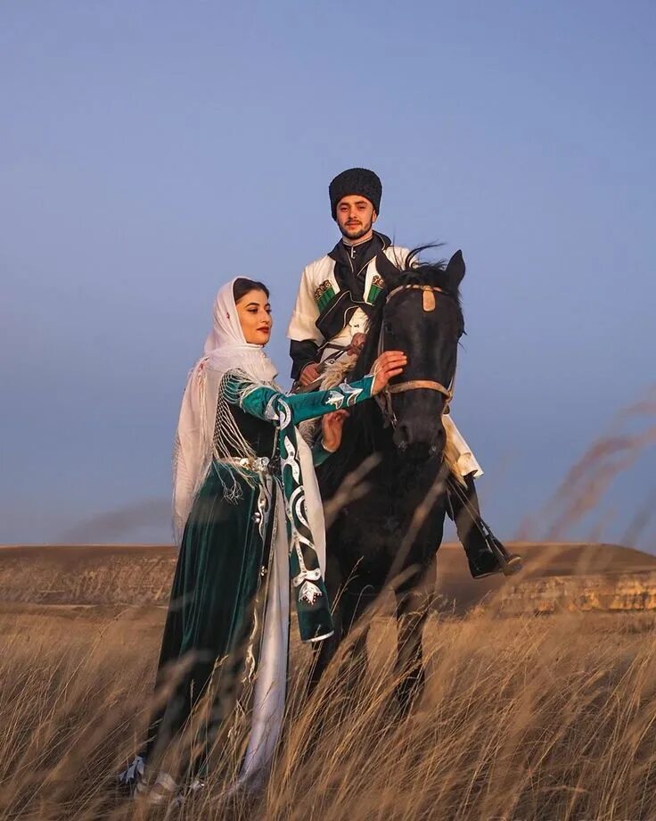 Народы кавказа аварцы. Кумыки народность дагестана. Костюмы народов северного кавказа. Национальный костюм адыги-шапсуги. Балкарцы джигит.