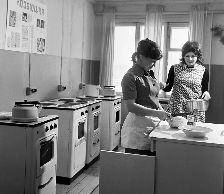 Советское общежитие СССР. Советская кухня. Советская женщина на кухне. Советское студенческое общежитие.