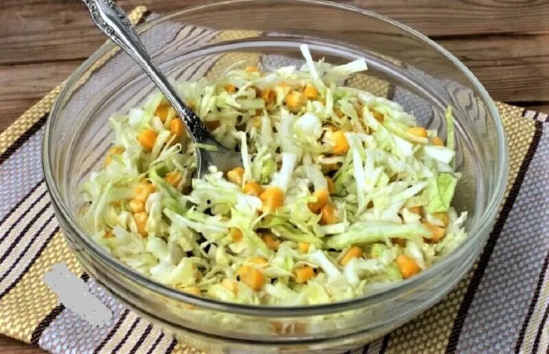 Салат из капусты огурцов кукурузы. Салат из пекинской капусты с огурцом и кукурузой. салат из свежей капусты и кукурузы консервированной. салат из пекинской капусты с яблоком и кукурузой. салат пекинская капуста морковь кукуруза.