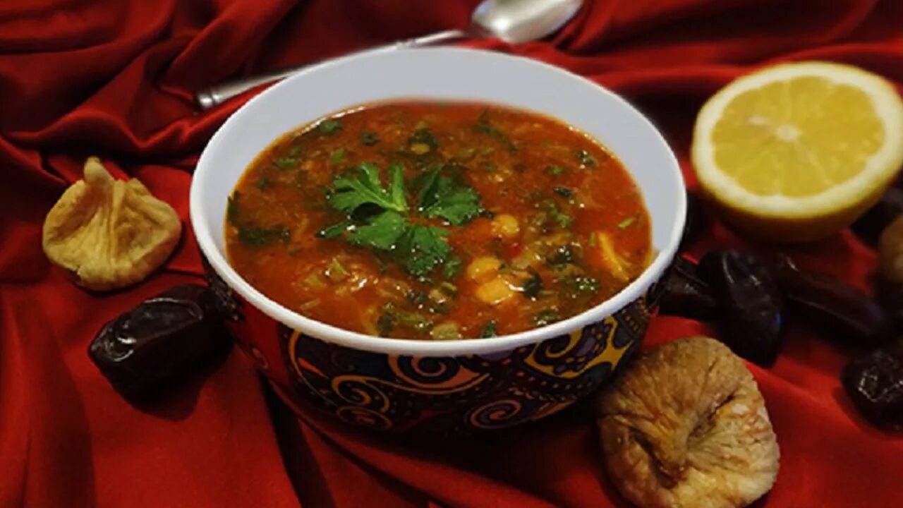 Батумское харчо. Острый суп с лапшой. Грузинская кухня суп харчо. Острые супы приготовить. Суп хемультан с морепродуктами.