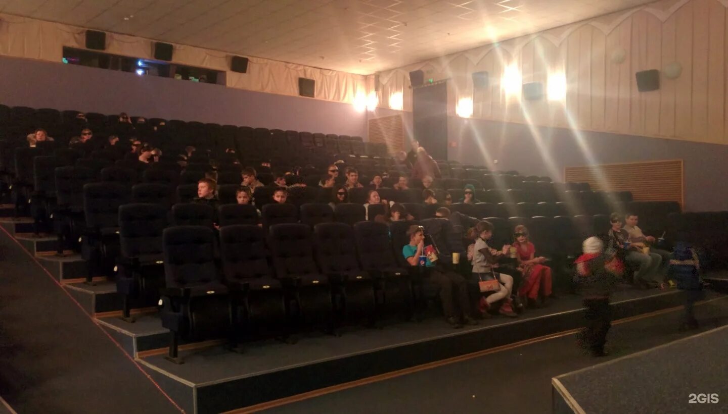 Кинотеатр маяк верхотурье. Кинотеатр маяк верхотурье. Кинотеатр северный маяк ивдель. Кинотеатр верхняя тура. Маяк кинотеатр омск.