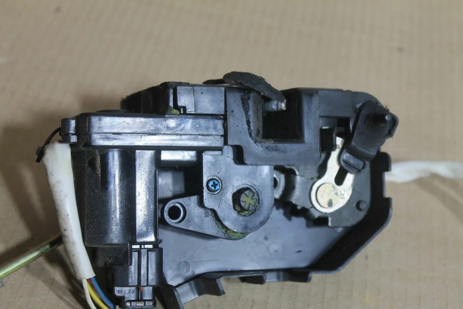 Дверной замок хендай гетц. Замок хендай гетц. Актуатор центрального замка hyundai getz. Замок хендай гетц. Центральный замок хендай гетц 1.