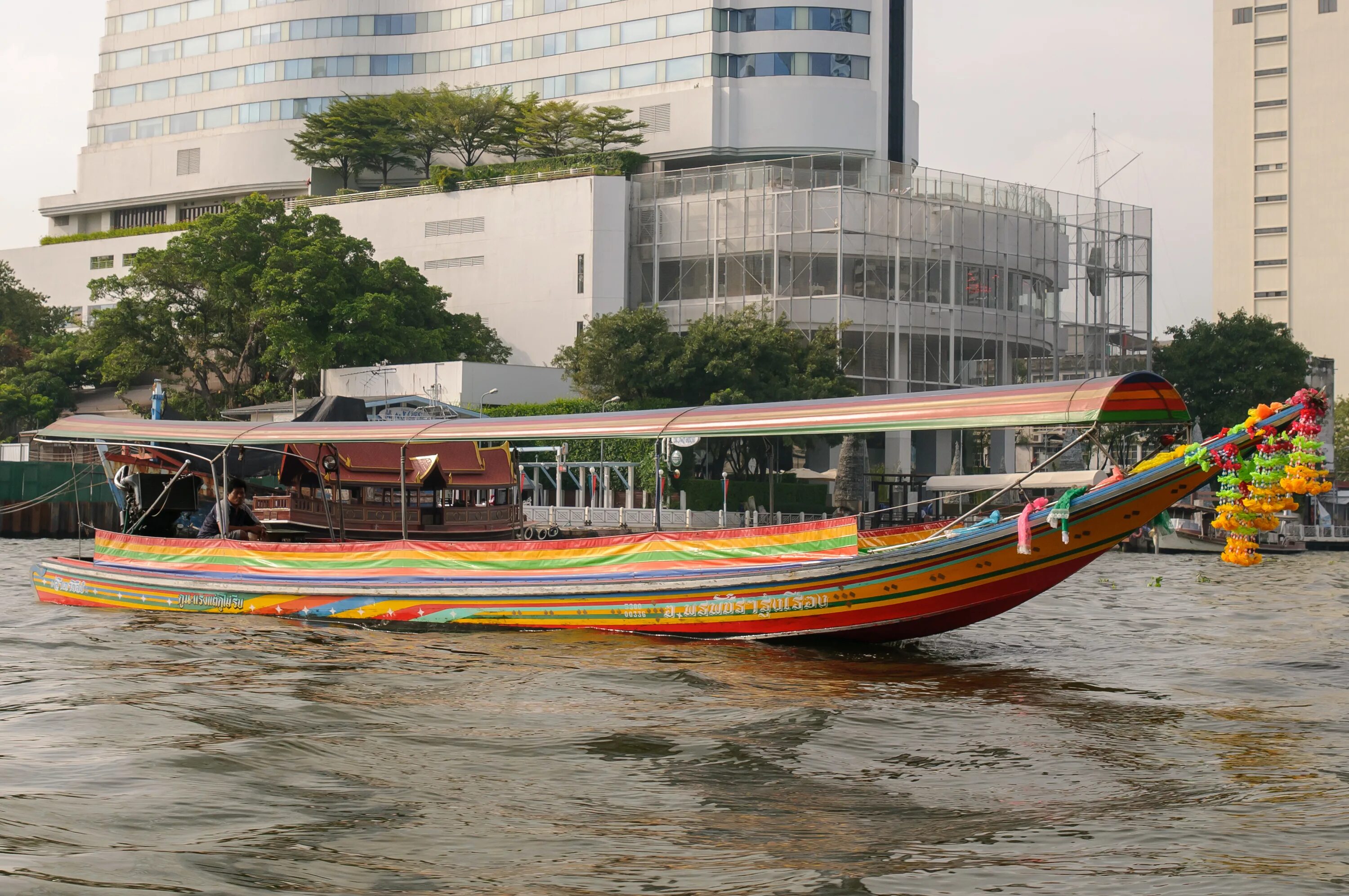 Тайская лодка Бангкок. Canal Taxi Таиланд. The Peninsula Бангкок лодки. Таиланд Бангкок Водный транспорт. Лодки бангкока