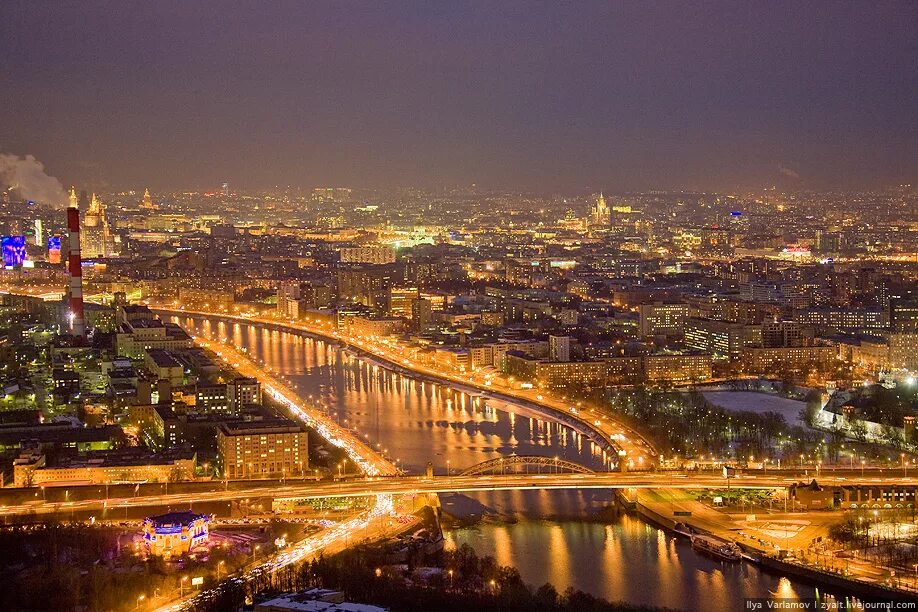 Редко в каком городе. Москва. Ночная Москва. Вид на ночную Москву. Огни ночной Москвы.