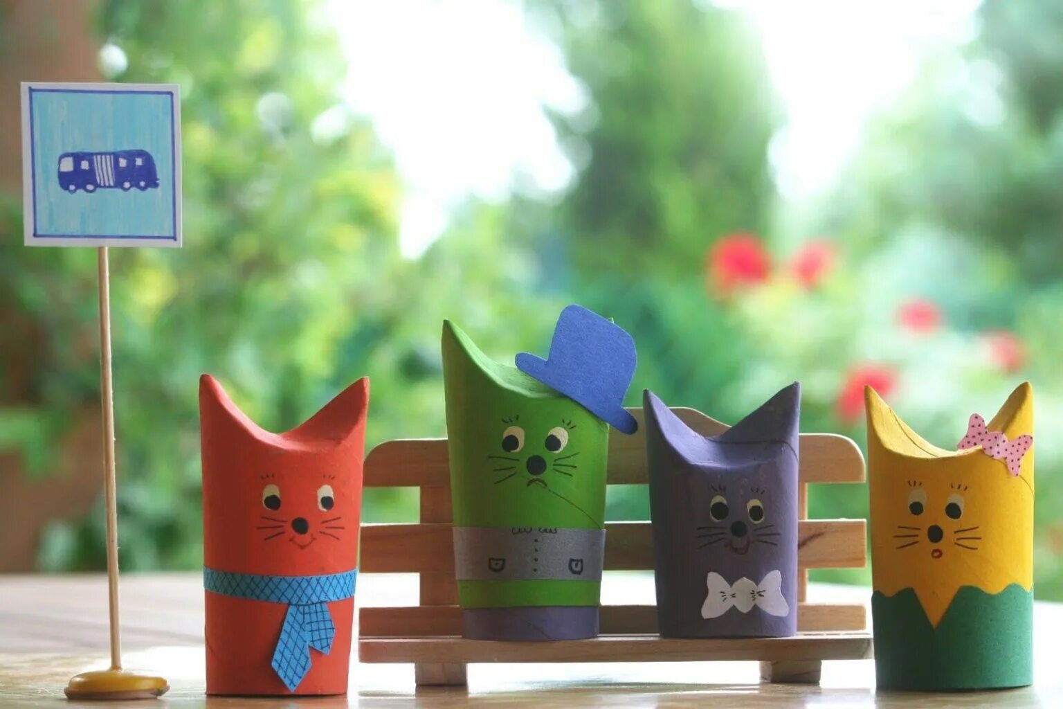 Что можно сделать из 1 втулки. Игрушки из туалетных втулок. игрушки из рулончиков от туалетной бумаги. котик из втулки от туалетной бумаги. поделки из рулонов от туалетной бумаги.