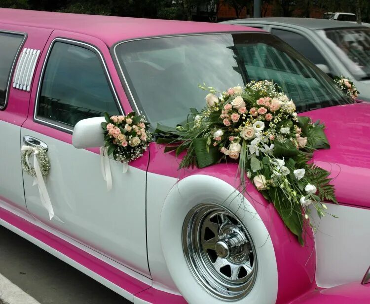 Прокат украшений. Свадебные украшения на машину. Украшение свадебного кортежа. Украшение цветами на свадебное авто. Свадебный кортеж машина.