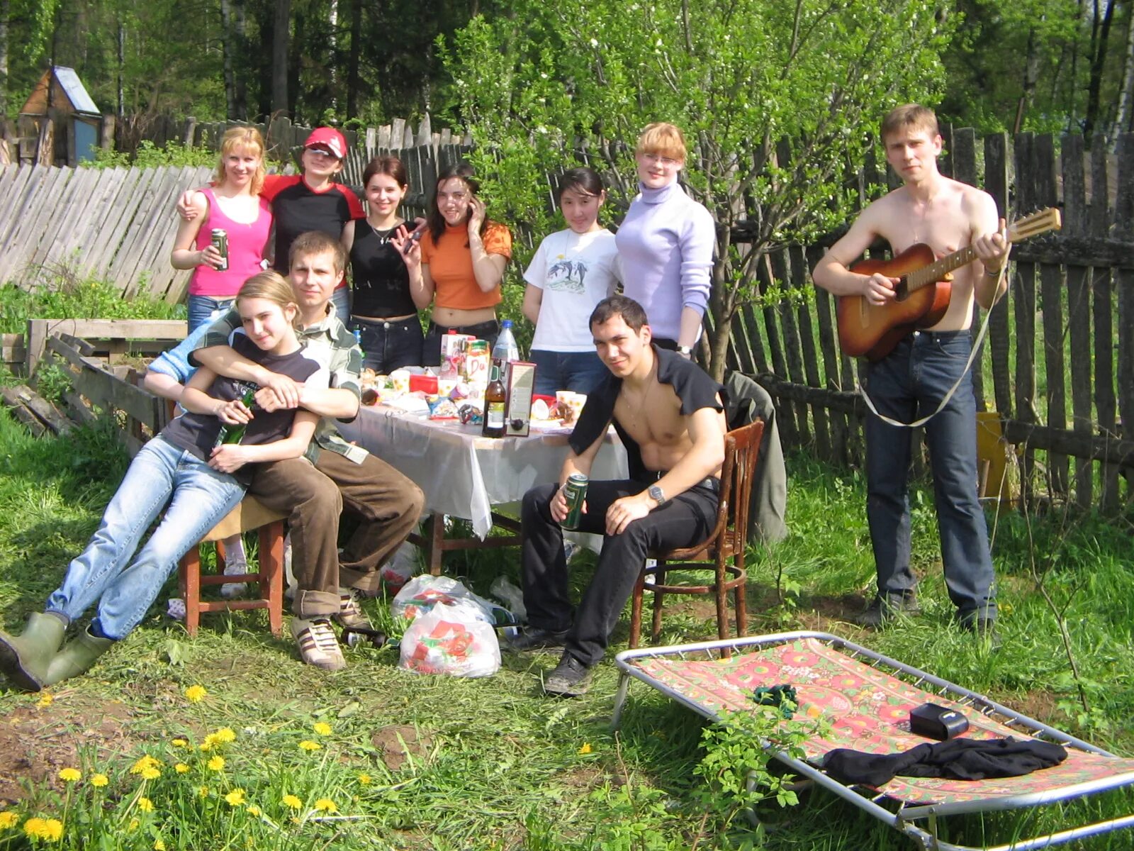 Шашлыки на природе с друзьями. Отдыхаем на даче. Шашлыки на даче с друзьями. Компания друзей на даче.