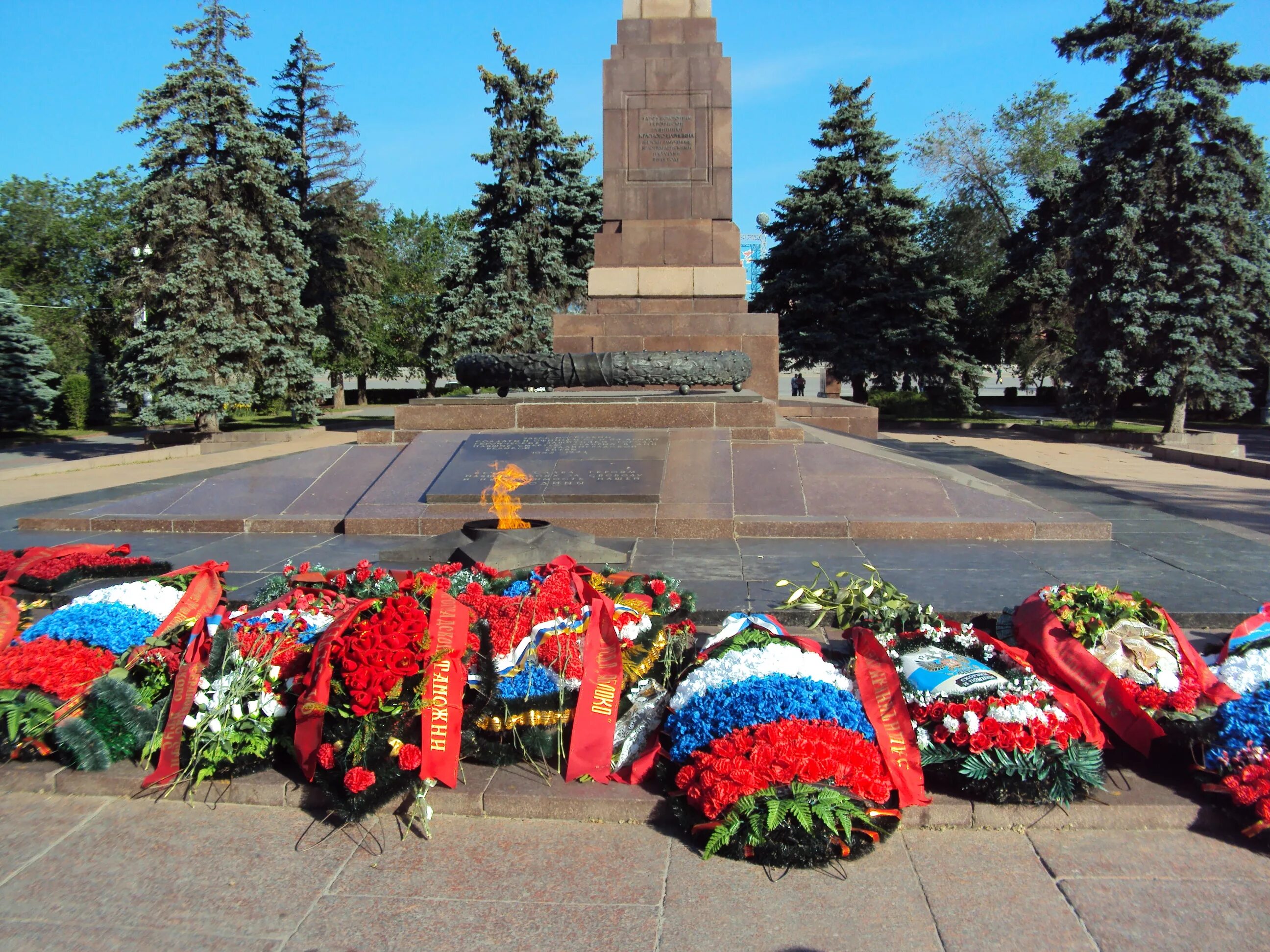 Пл павших борцов. Вечный огонь на площади павших борцов волгоград. вечный огонь волгоград аллея героев. площадь павших борцов волгоград. аллея героев волгоград площадь павших борцов.