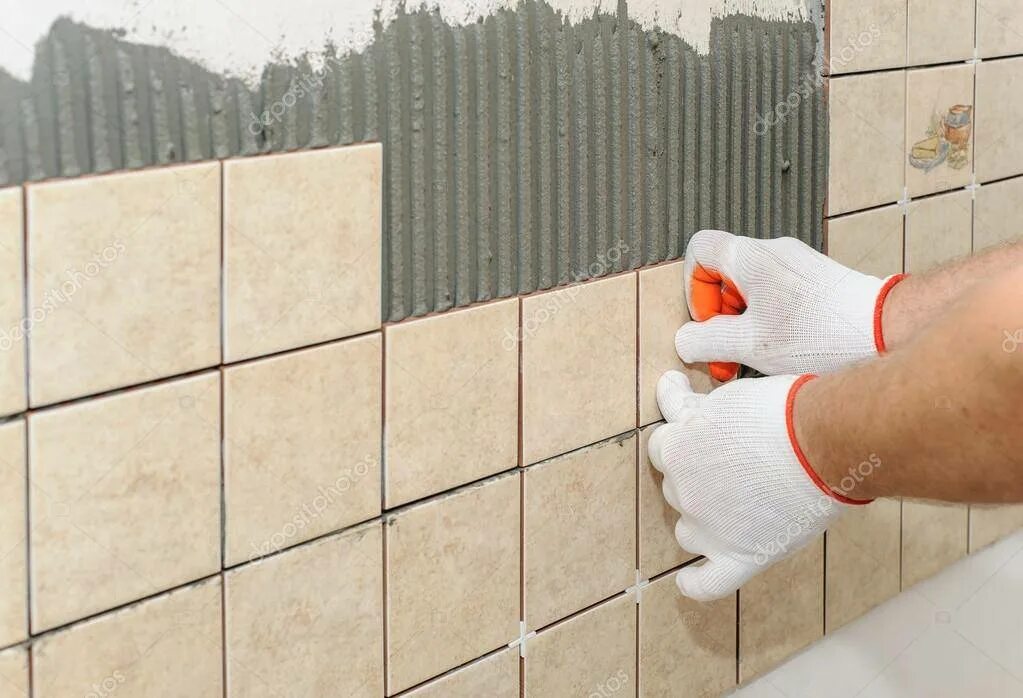 Укладка плитки на гипсовую штукатурку. Укладка плитки на стену. Как правильно класть плитку в ванной на стену. Укладка плитки на штукатурку. Плиточный клей для гипсовой штукатурки.