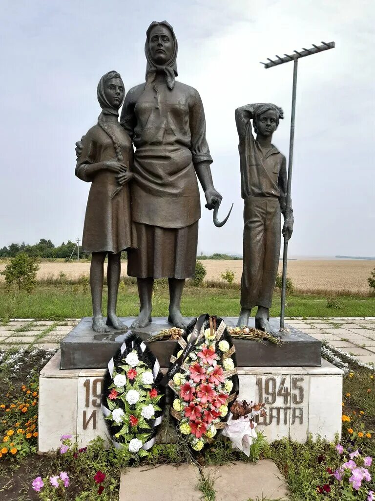 Памятник вдове. Памятник вдове и матери солдата Белгородская область. Памятник вдове и матери солдата Бобровы дворы Белгородской области. Бобровы дворы Губкинский район памятники. Памятник матери солдата в Белгородской области.