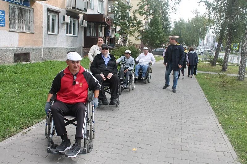 Инвалиды жкх. Инвалид колясочник. Колясочник на улице. Коляска для инвалидов. Город колясочников в России.