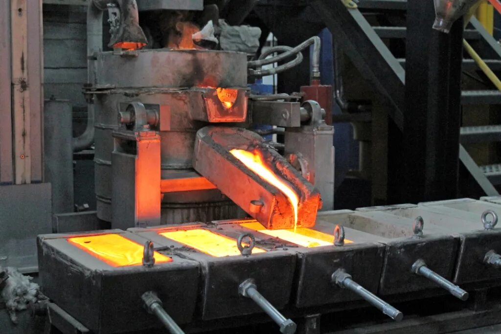 Восстановление металла из руды. Отжигальщик цветных металлов. Пирометаллургический способ получения цинка. Огнеупоры для металлургии. Металлургия пирометаллургия.