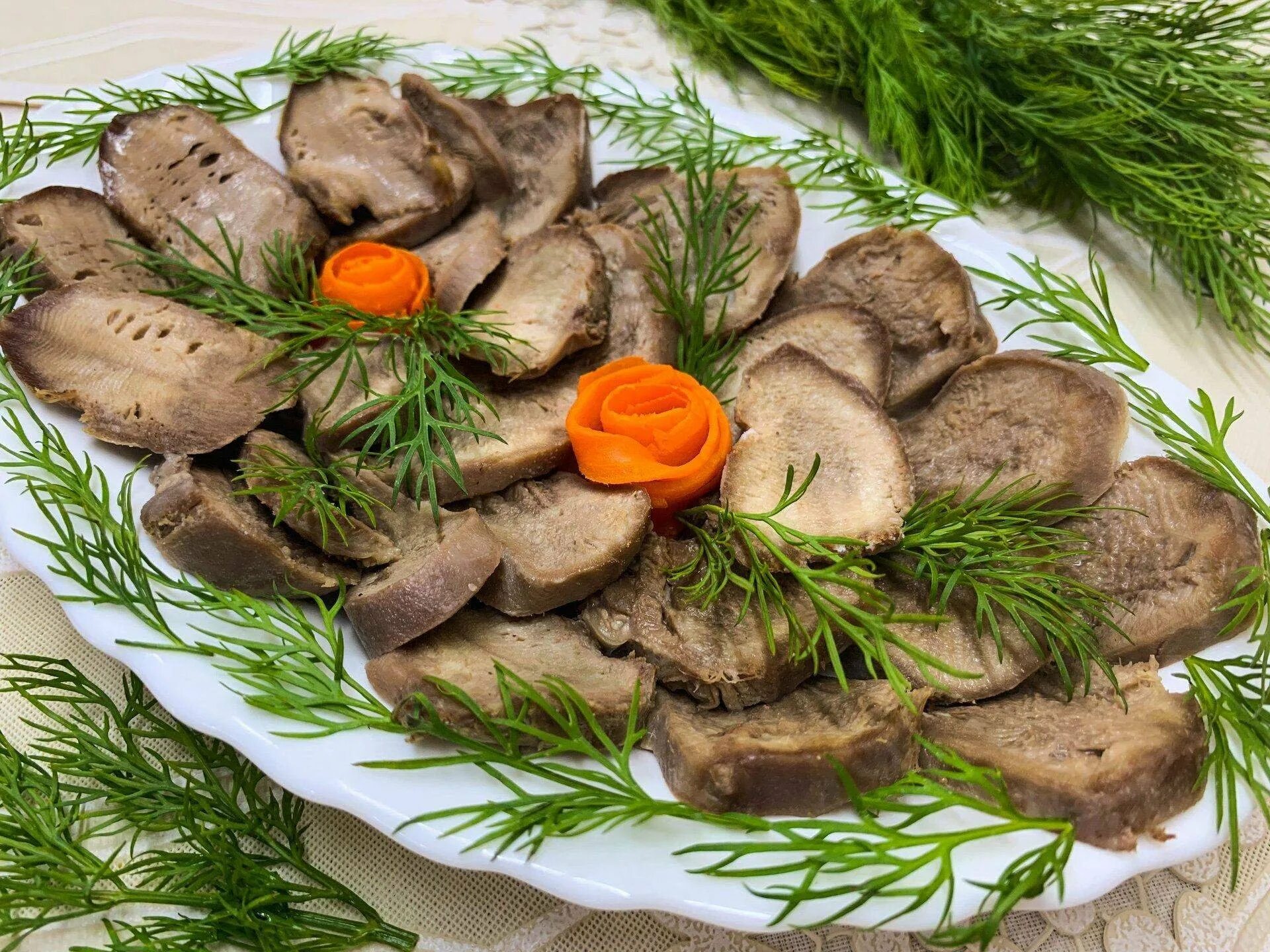 Как сварить язык говяжий правильно и вкусно. Блюда из говяжьего языка. нарезка из говяжьего языка. язык отварной.