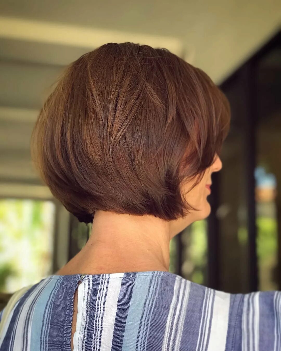 Стрижка layered short Bob. Стрижка Боб градуированный. Медиум Боб каре. Стрижки каре Боб каре градуированное на ножке. Стрижка на ножке на средние