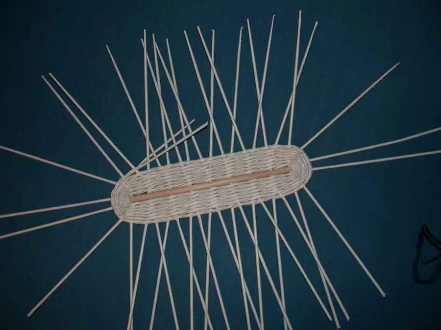 Плетение из трубочек дно. Плетение овального дна. Плетение овального дна из газетных трубочек. Плетение овального дна корзины. Овальное дно из газетных трубочек.