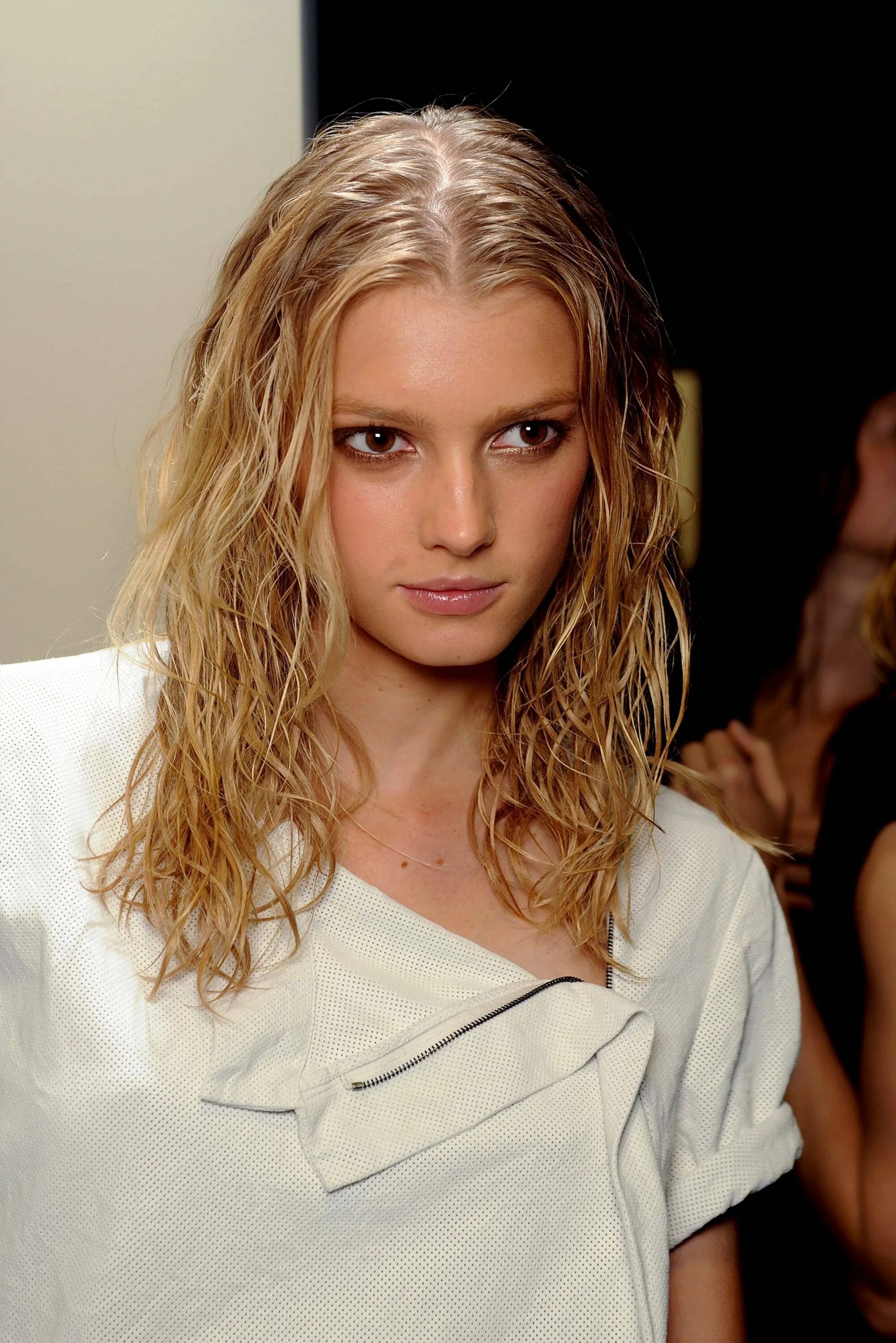 Прическа мокрый эффект. Укладка с эффектом мокрых волос на каре. Мокрые волосы каре. Прическа мокрые волосы. Эффект мокрых волос.