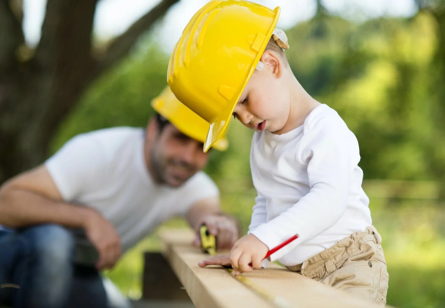 Dad likes playing. Стройка для детей. Ребенок в каске. Строитель для детей. Инструменты для детей.