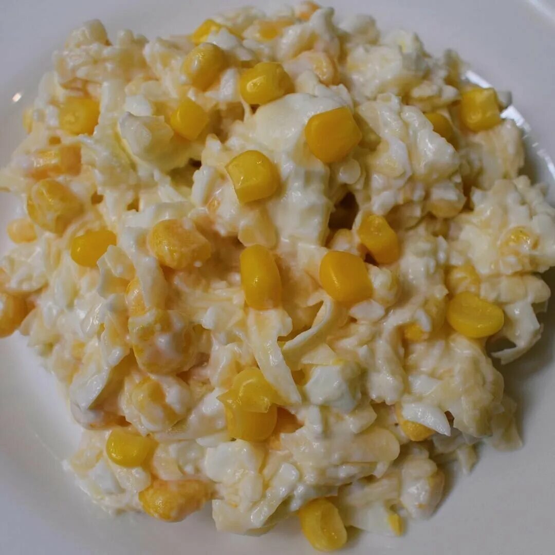 Кукуруза яйцо. Салат с кукурузой. Салат из кукурузы и яиц. Салат с яйцом и кукурузой. Салат с кукурузой и сыром.