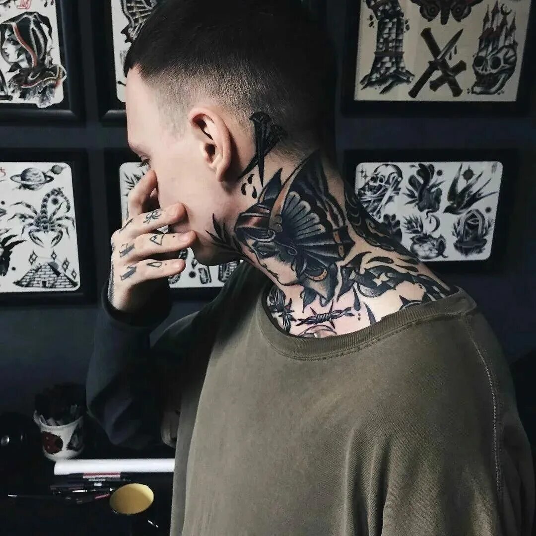 Идеи тату на шее. Бамбл бизи тату на шее. bumble beezy татуировки. bumble beezy блоггер.