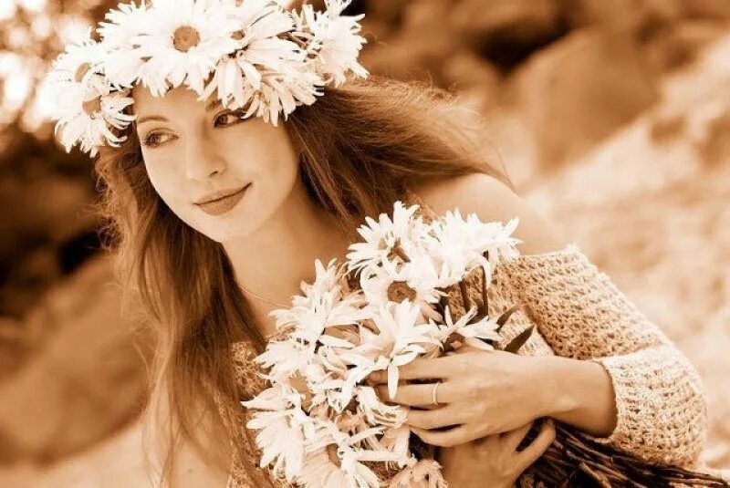 Все женщины похожи на цветы особой красотой. Счастливая женщина. Красота женщины. Девушка с ромашками. Красивые девушки с ромашками.