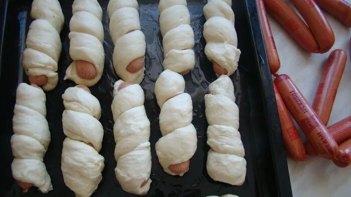 Маленькие сосиски в тесте. Сосиски в тесте в духовке. Рецепт теста для сосисок в тесте. Сосиска в тесте жареная. Сосиска в тесте печеная.