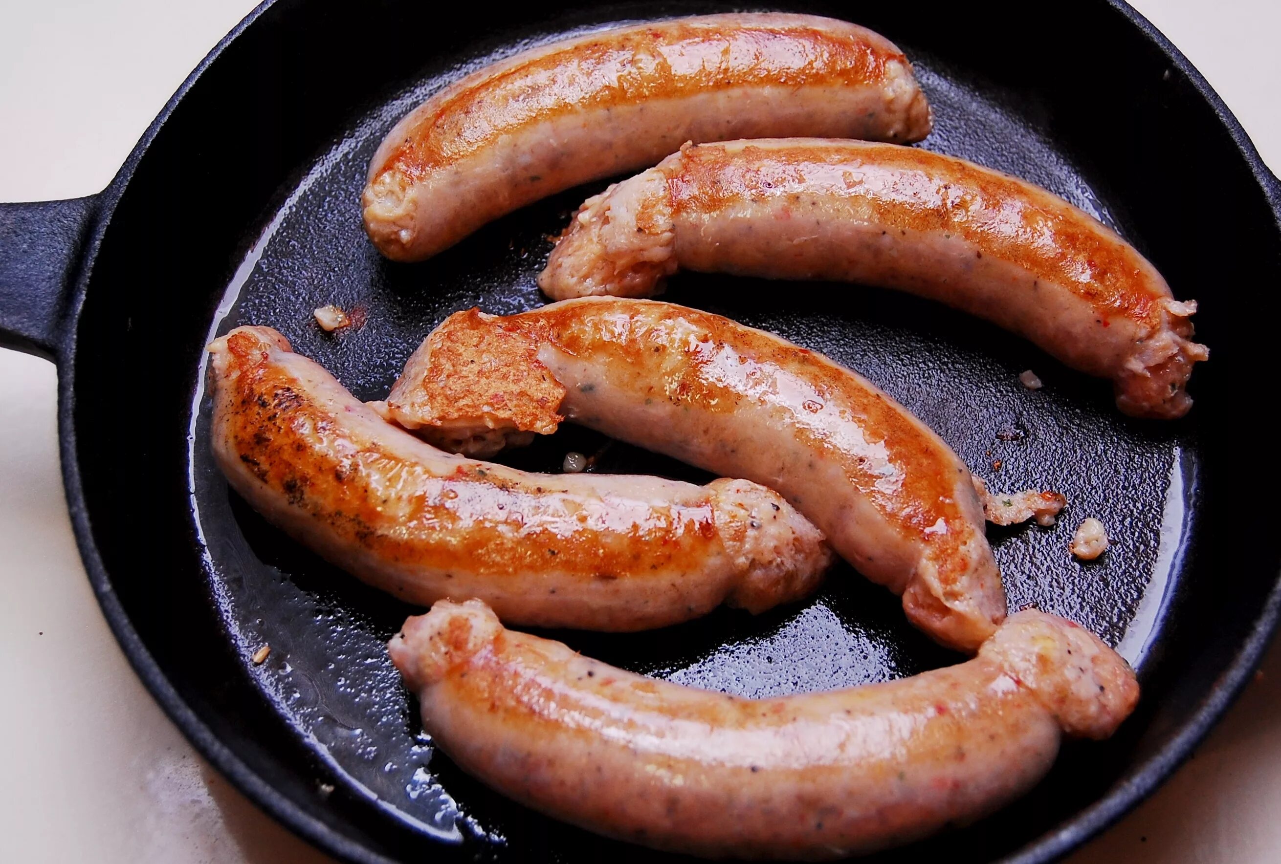 Сколько жарить купаты на сковороде свиные. Сосиски купаты. жареные сосиски. жареные сардельки. сосиски на сковороде.