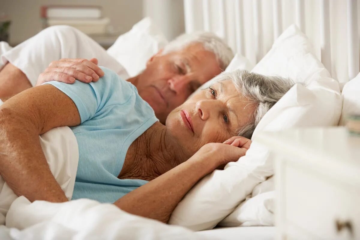 Почему пожилые много спят. Бессонница в пожилом возрасте. Бессонница у пожилых. Сон пожилых. Нарушение сна у пожилых.