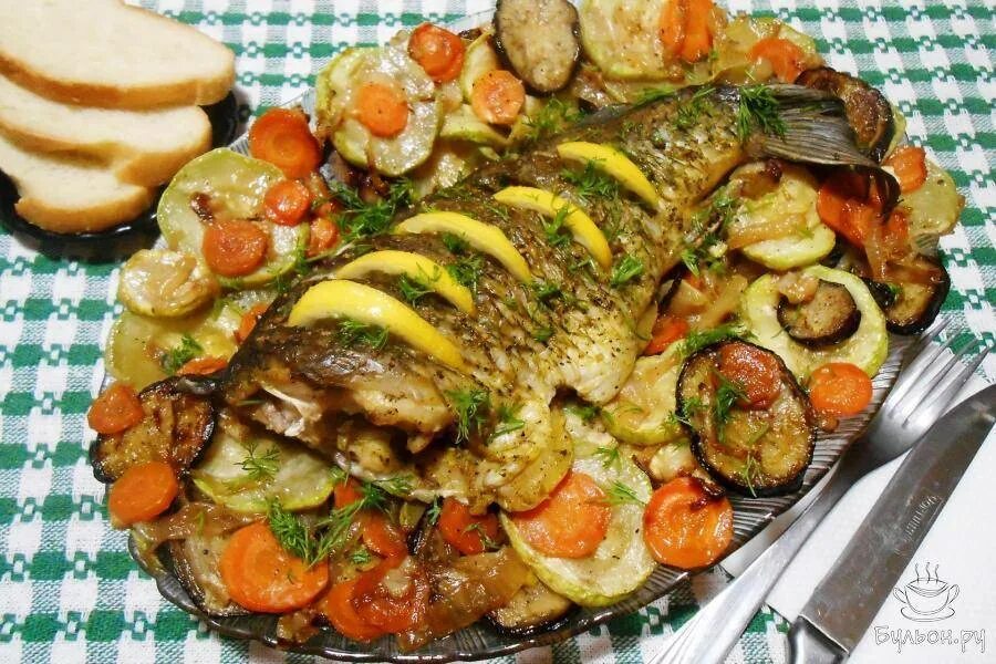 Рецепт карп с овощами. Рыбка в духовке с овощами. рыба запеченная с овощами. рыба запечённая в духовке с овощами. рыба печеная в духовке с овощами.