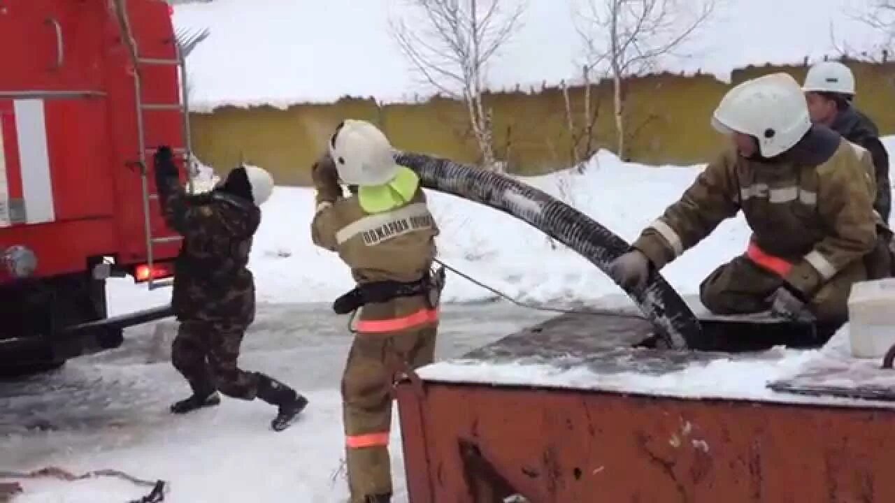 Пожарные без воды. Забор воды ац40. Забор воды пожарным автомобилем. Пожарный забор воды. Пожарный автомобиль на водоисточнике.