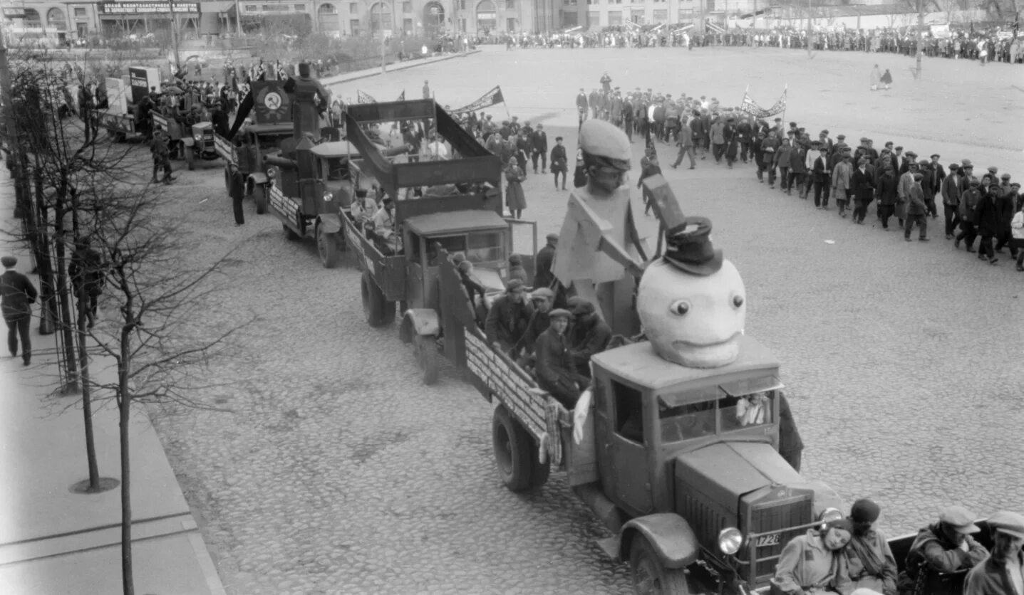 На парад поедем. Первомайский парад 1931 года на красной площади. Парад 1 мая 1931. Парад 1931 года красная площадь. Пробка в Москве 1931.