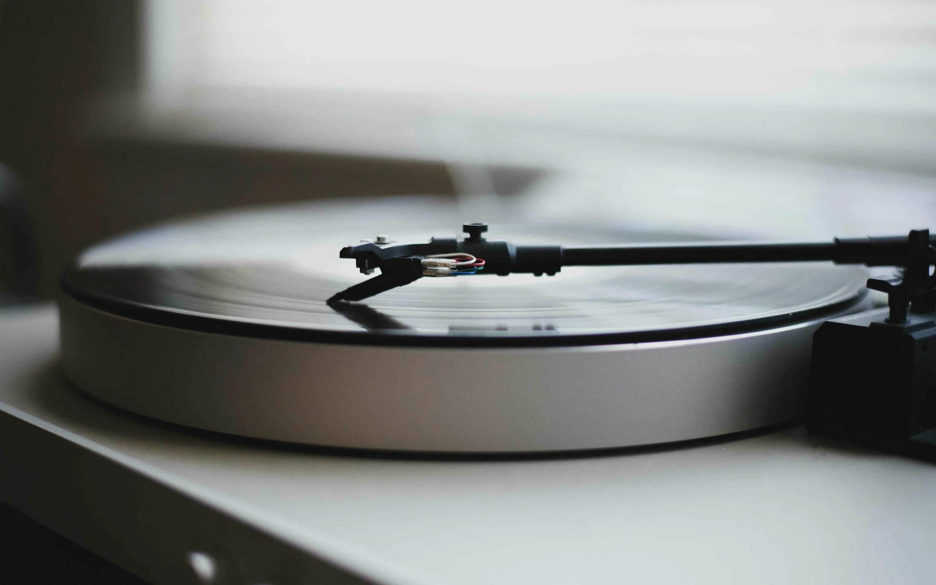 кассетный cd виниловый проигрыватель. на горизонтальный диск проигрывателя. старые пластинки и проигрыватели. на горизонтальный диск проигрывателя. на горизонтальный диск проигрывателя.