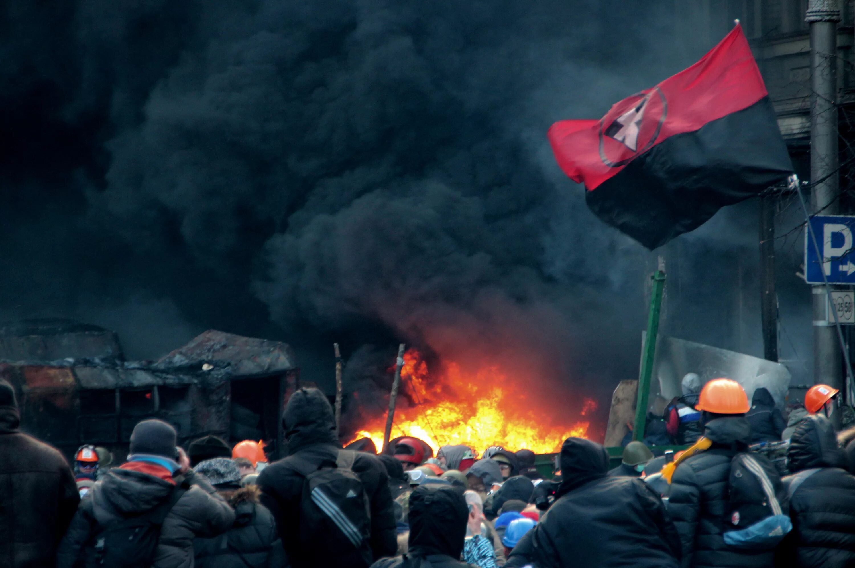 Майдан на украине в 2014 простыми словами. Правый сектор Украина 2014. Майдан на Украине в 2014 правый сектор. Майдан 2014 горящий Беркут.