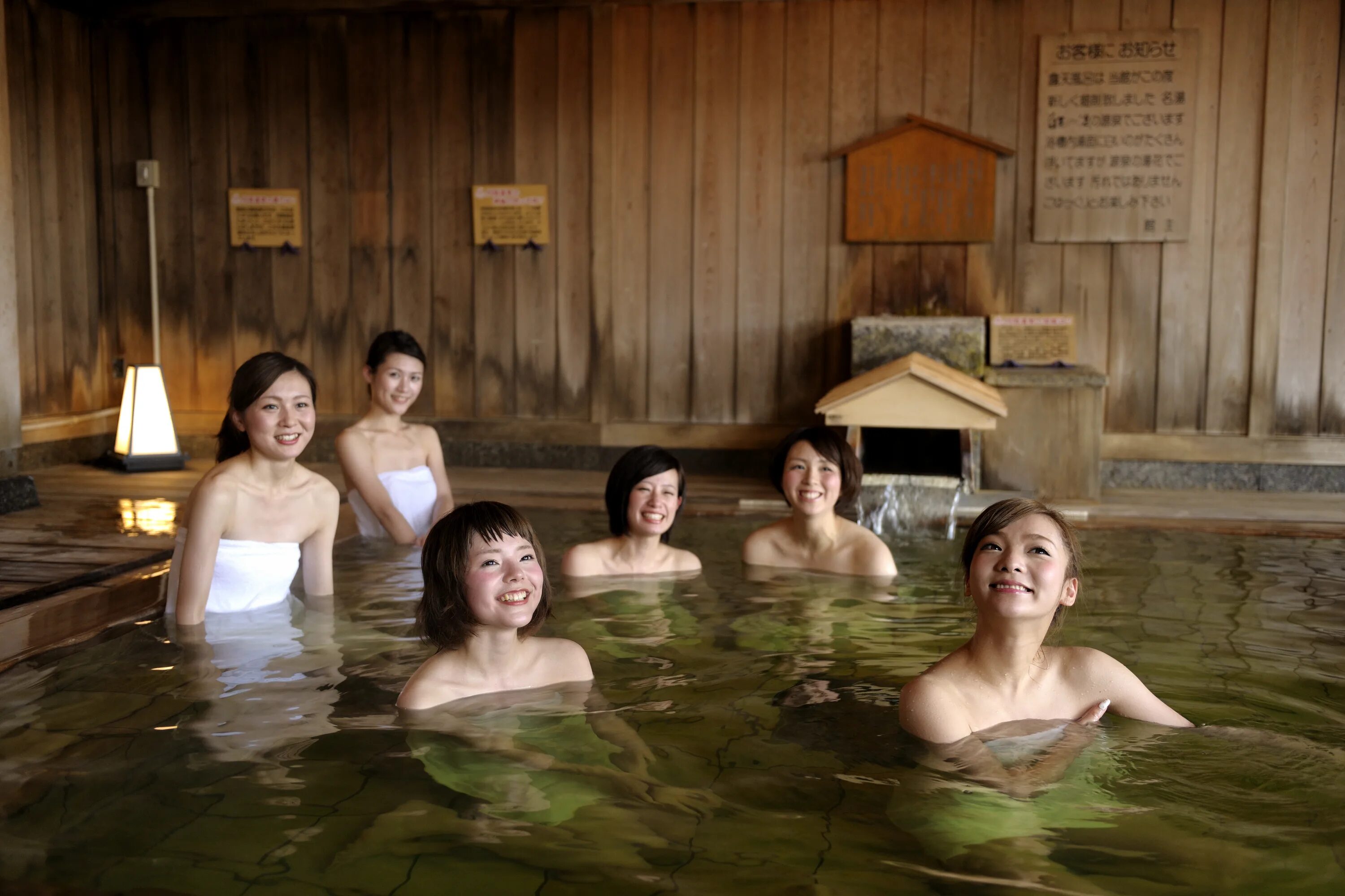 Измена на горячих источниках. Бани онсен Япония. Японские женщины в бане. Японская женская баня. Японки на горячих источниках.