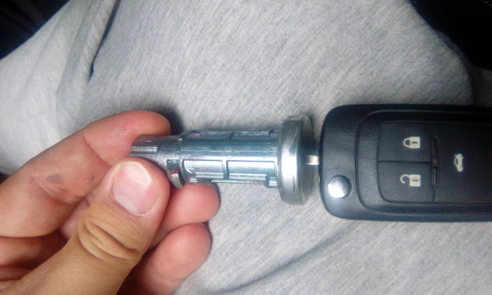 Replacing the contact group and the cylinder mechanism of the ignition switch (C