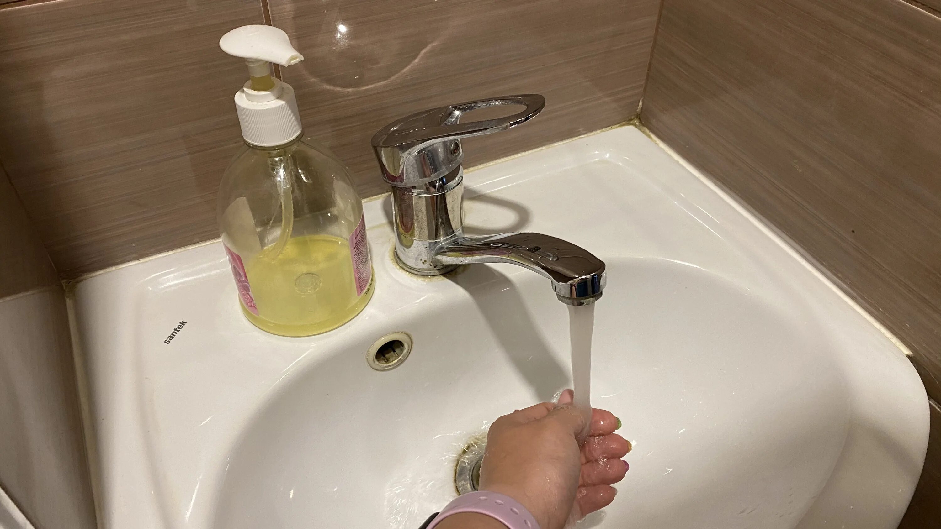 Отключение водоснабжения. Отключат воду сочи. Перебои с водоснабжением. Отключат воду сочи. Кран с водой.