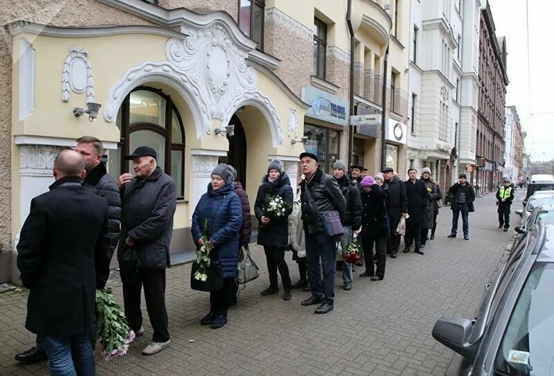 Задорнов похоронен. Могила Михаила Задорнова в Яундубулты. Кладбище Яундубулты могила Задорнова. Похороны Задорнова в Риге.