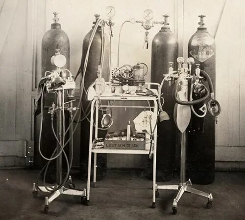 Наркоз раньше. Аппарат для наркоза 1847. Закись азота для наркоза. Старинные медицинские аппараты. Первые аппараты для наркоза.