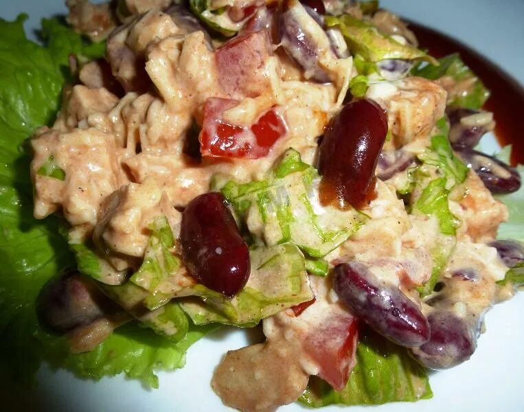 Курица фасоль соленый огурец. Салат с куриной грудкой и фасолью. салат с фасолью и курицей. куриный салат с фасолью. салат с красной фасолью и курицей.