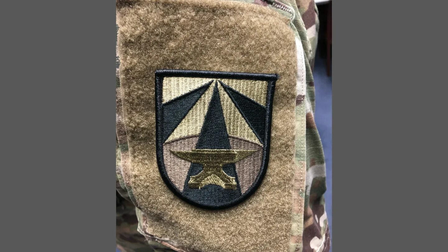 Disclose трафарет. Kilroy was here. Девушка с патчами. Here is patch. Kilroy was here.