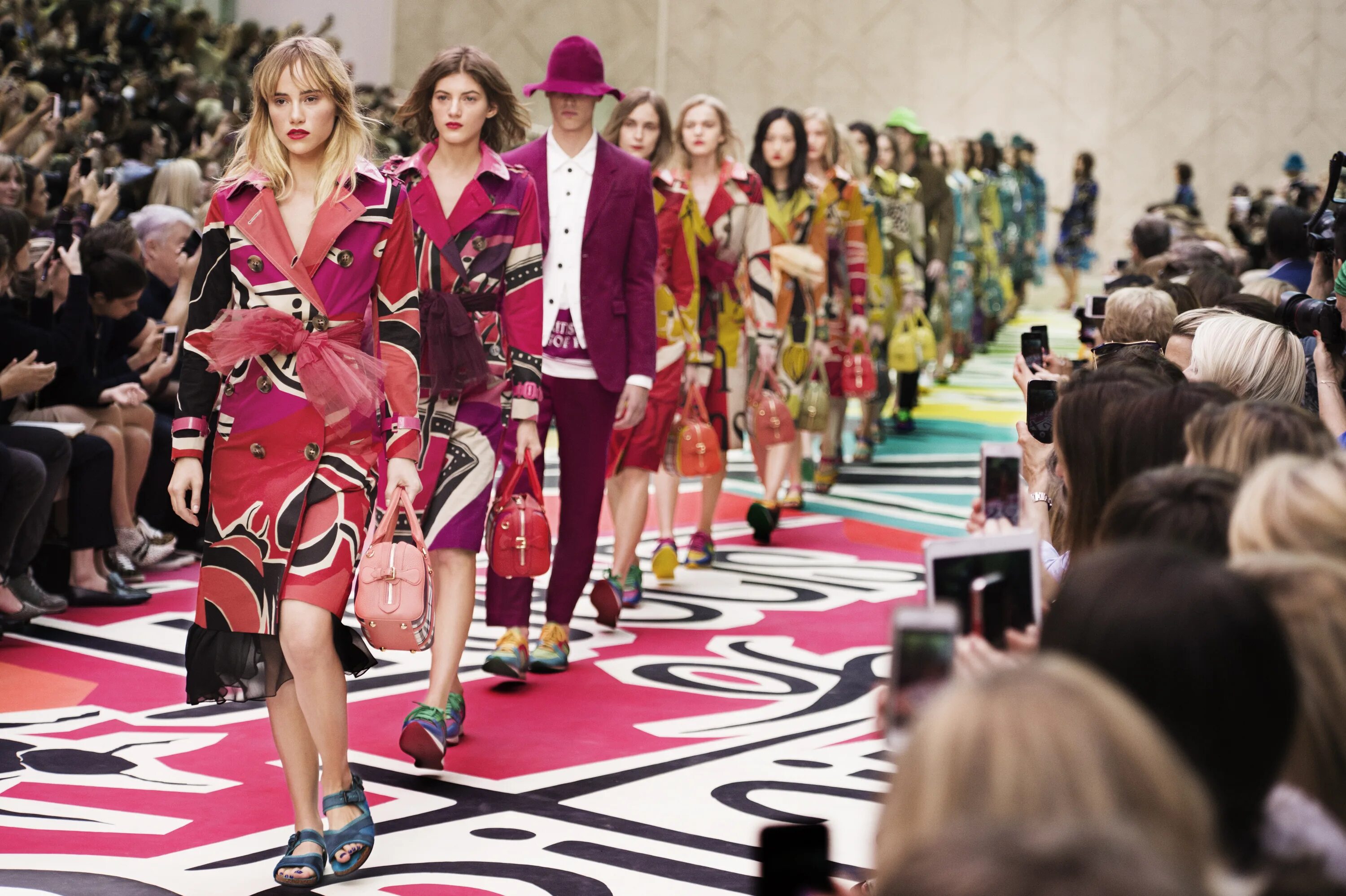 Burberry показ 2023. Лондонская неделя моды (London Fashion week). Модный показ. Модные мокапы. Trend show